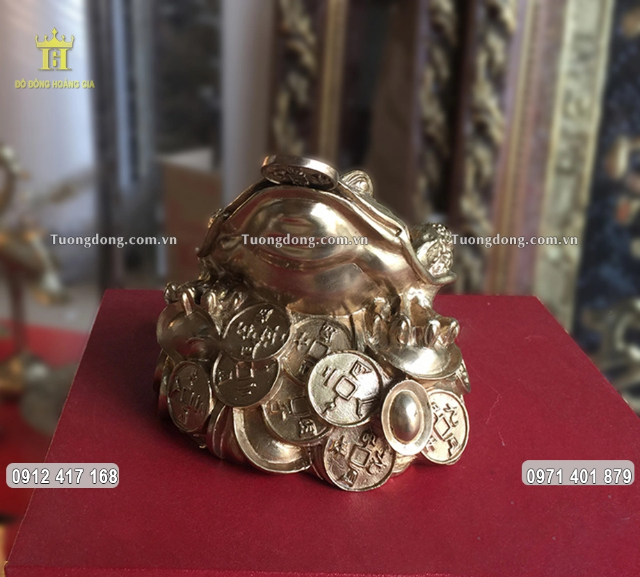 Hình ảnh chính diện của bức tượng đồng
